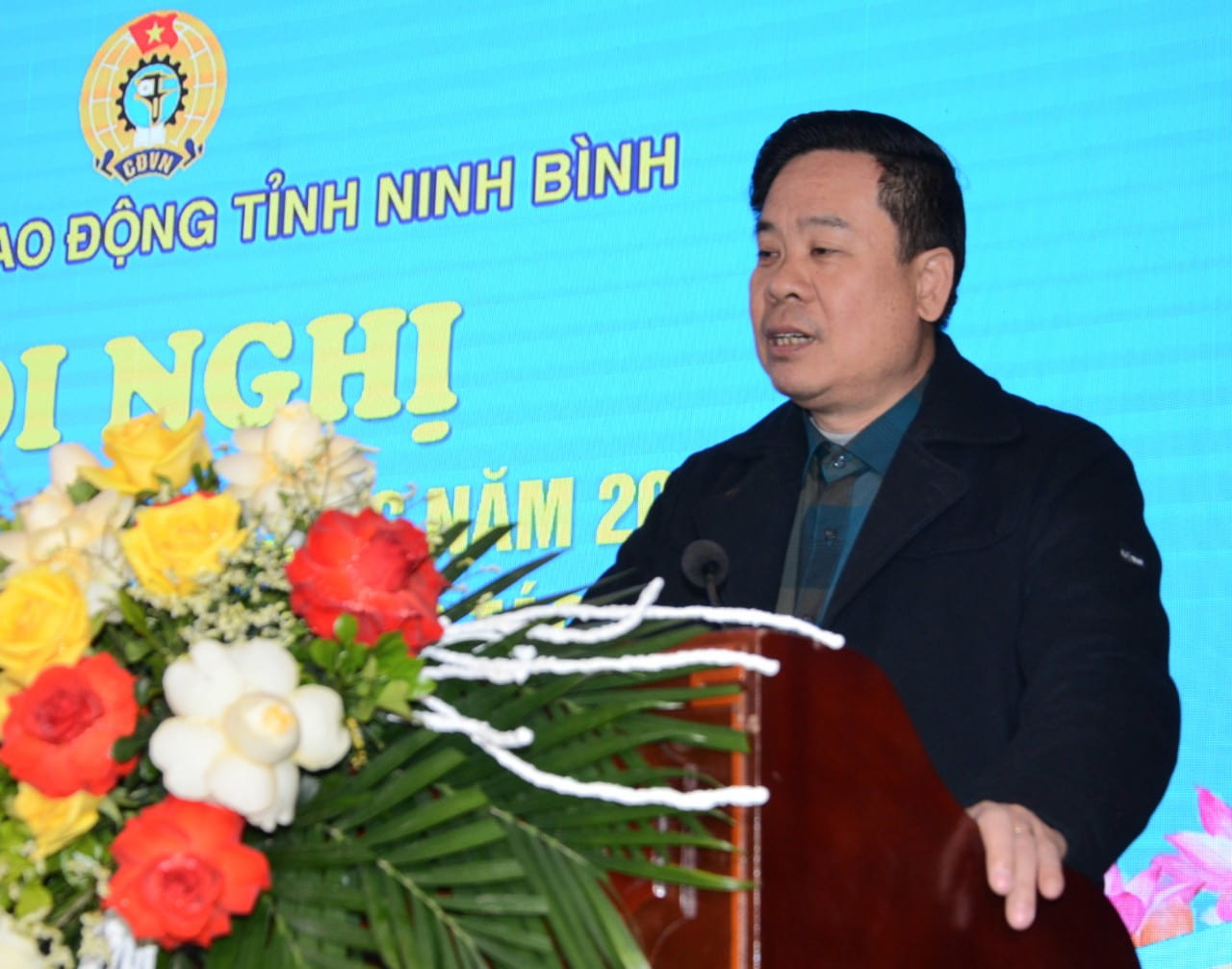 Ông Dương Đức Khanh - Chủ tịch LĐLĐ tỉnh Ninh Bình phát biểu khai mạc hội nghị. Ảnh: Nguyễn Trường