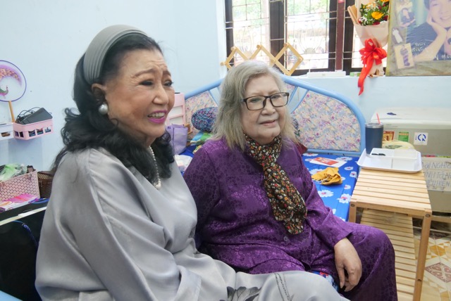 Nghệ sĩ Diệu Hiền (bên phải) chia sẻ cuộc sống hiện tại. Ảnh: Anh Tú.