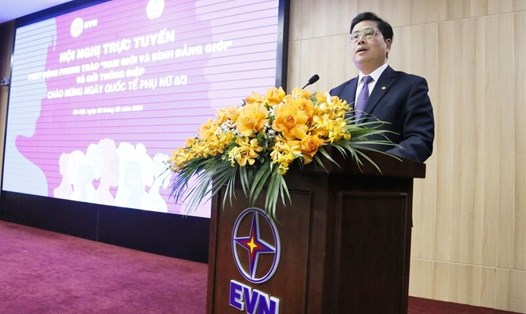 Tại hội nghị, ông Võ Quang Lâm tuyên bố phát động Chương trình “Nam giới và bình đẳng giới” trong Tập đoàn EVN. Ảnh: Cường Đắc