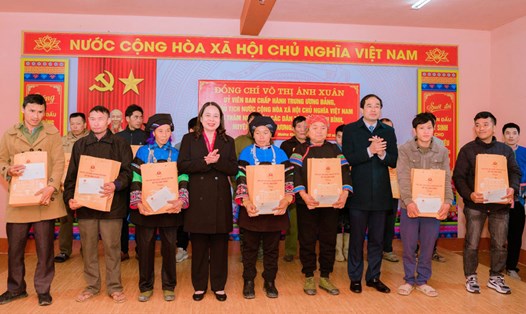 Phó Chủ tịch nước Võ Thị Ánh Xuân và Chủ tịch UBND Lào Cai tặng quà các hộ khó khăn xã Thanh Bình, huyện Mường Khương. Ảnh: Cao Chung
