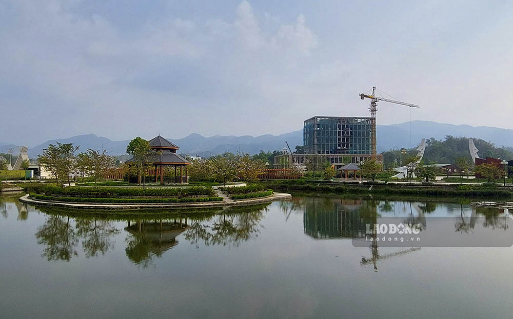 Nhà khách tỉnh Điện Biên được kỳ vọng khi hoàn thiện sẽ tạo thành một điểm nhấn về cảnh quan tại khu trung tâm hành chính (mới) của tỉnh Điện Biên.