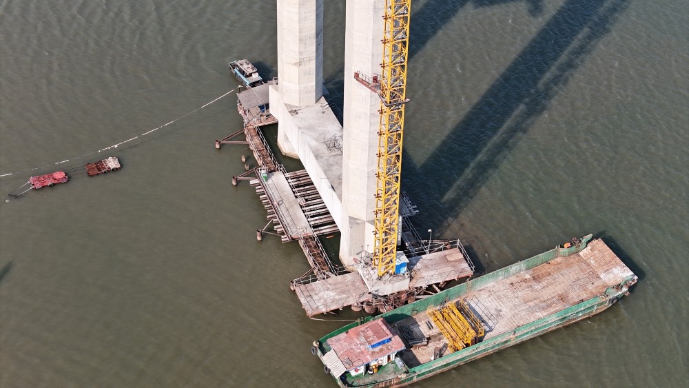   Độ dài 2 nhịp chính của cầu giữa lòng sông là 375 m, đặt trên hai trụ cầu cao 155 m với móng trụ tháp có kết cấu dạng móng cọc cừ ống thép. Cùng với độ cao của 2 nhịp dây văng, cầu Bình Khánh có tĩnh không thông thuyền lên tới 55 m, cao nhất Việt Nam ở thời điểm hiện tại. Chiều cao khoảng không giữa gầm cầu với mặt nước được thiết kế để phục vụ những tàu thuyền trọng tải lớn thường xuyên lưu thông trên sông Soài Rạp.