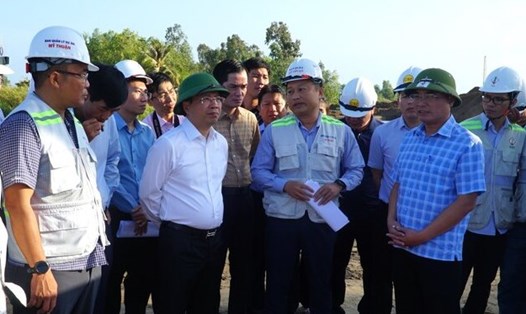 Kiểm tra trên công trường cao tốc Cần Thơ - Hậu Giang - Cà Mau ngày 28.2, Thứ trưởng Bộ Giao thông Vận tải Nguyễn Duy Lâm đề nghị các đơn vị thi công khắc phục khó khăn, đẩy nhanh tiến độ.