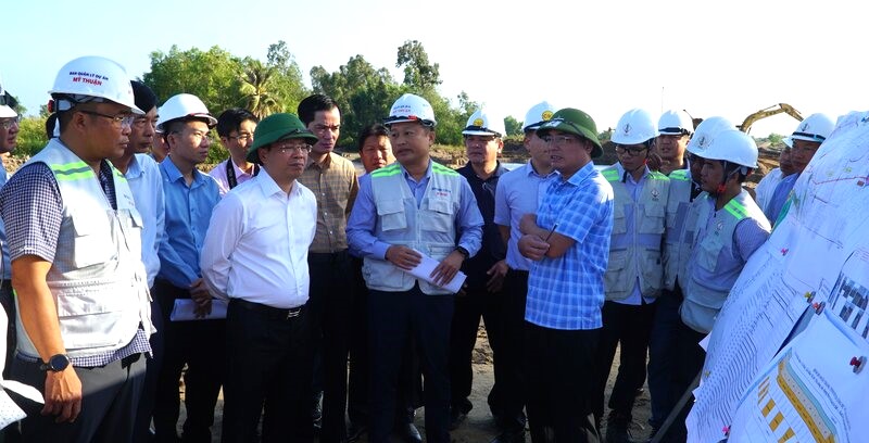 Ngày 28.2, Thứ trưởng Bộ Giao thông Vận tải Nguyễn Duy Lâm dẫn đầu đoàn công tác kiểm tra tiến độ thi công dự án cao tốc Bắc - Nam phía đông, giai đoạn 2021-2025 đoạn Hậu Giang - Cà Mau.