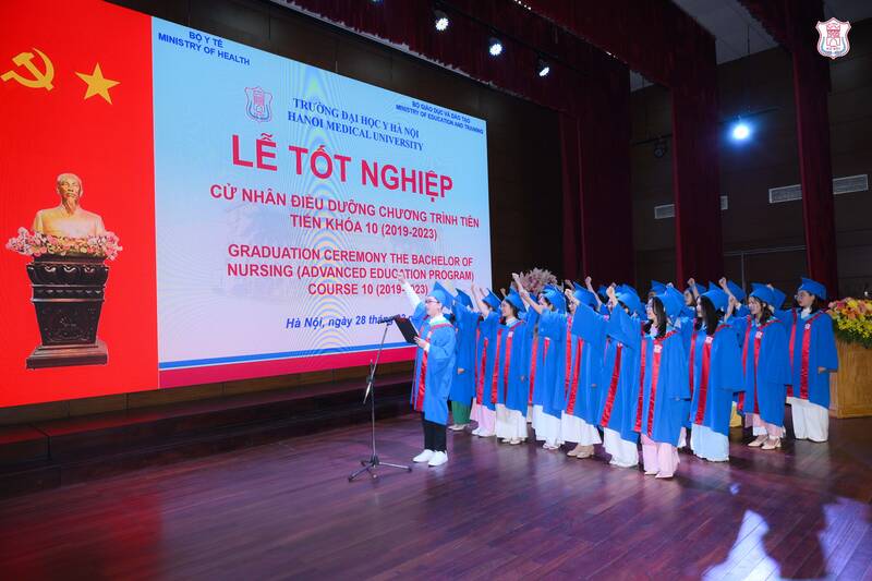 Các sinh viên tuyên thệ lời thề Hypograt trong lễ tốt nghiệp. Ảnh: ĐH Y Hà Nội