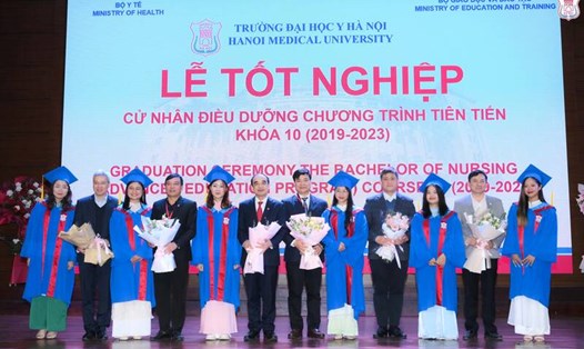 Ban Giám hiệu nhà trường trao bằng tốt nghiệp cho các em sinh viên tốt nghiệp cử nhân điều dưỡng chương trình tiên tiến. Ảnh: ĐH Y Hà Nội