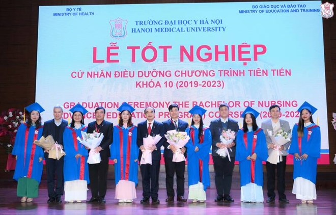 100% cử nhân điều dưỡng bảo vệ khoá luận bằng tiếng Anh đã tốt nghiệp