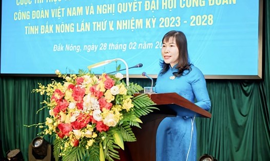 Bà Hà Thị Hạnh - Trưởng ban Dân vận Tỉnh ủy Đắk Nông - kêu gọi cán bộ đoàn viên, công nhân, người lao động tích cực hưởng ứng tham gia cuộc thi. Ảnh: Phan Tuấn 