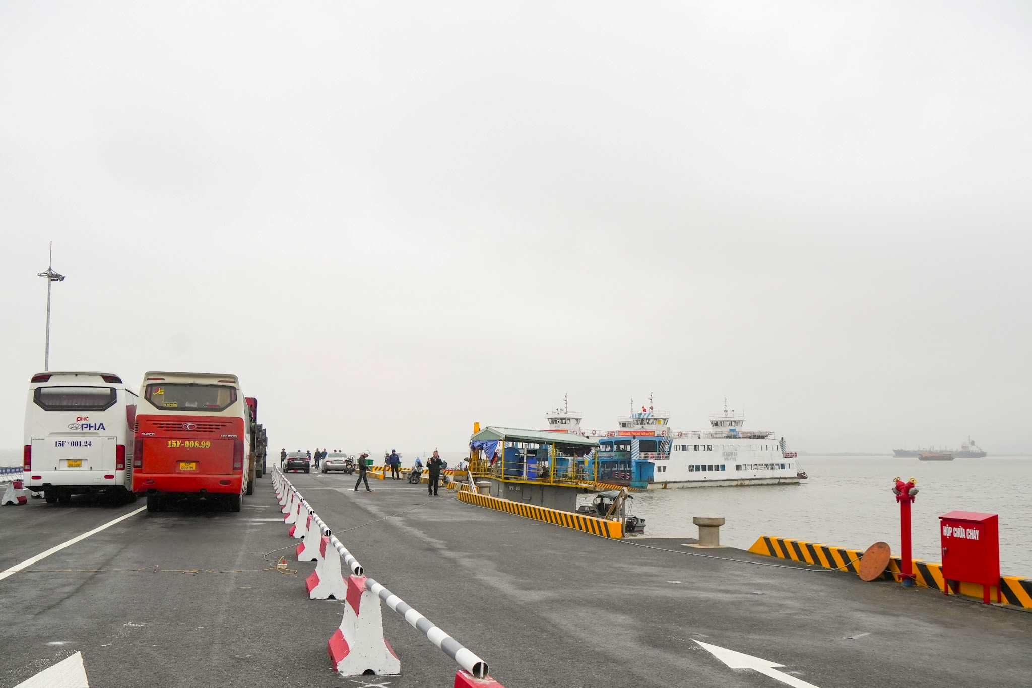 Các đơn vị liên quan đã tổ chức lắp đặt hệ thống biển báo giao thông khu vực bến phà và tuyến đường vào bến mới. 