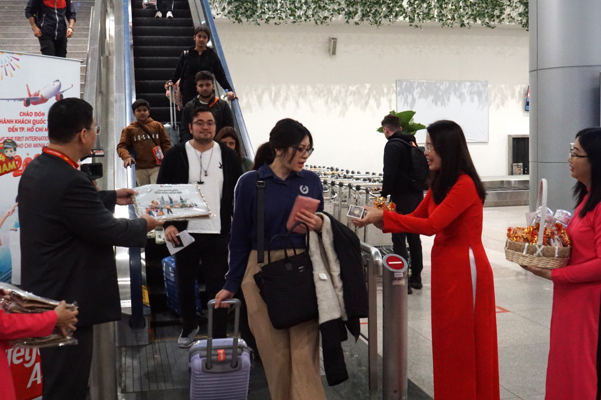 TPHCM đón những vị khách đầu tiên xông đất năm mới 2024. Ảnh: Thanh Chân 