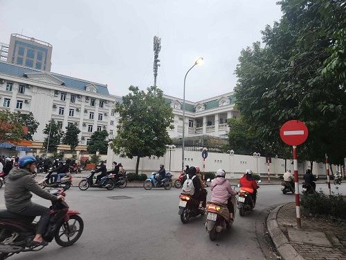 Mặc dù có biển cấm đi ngược chiều nhưng người dân Hà Nội vẫn ngang nhiên vi phạm. Ảnh: Đặng Tiến