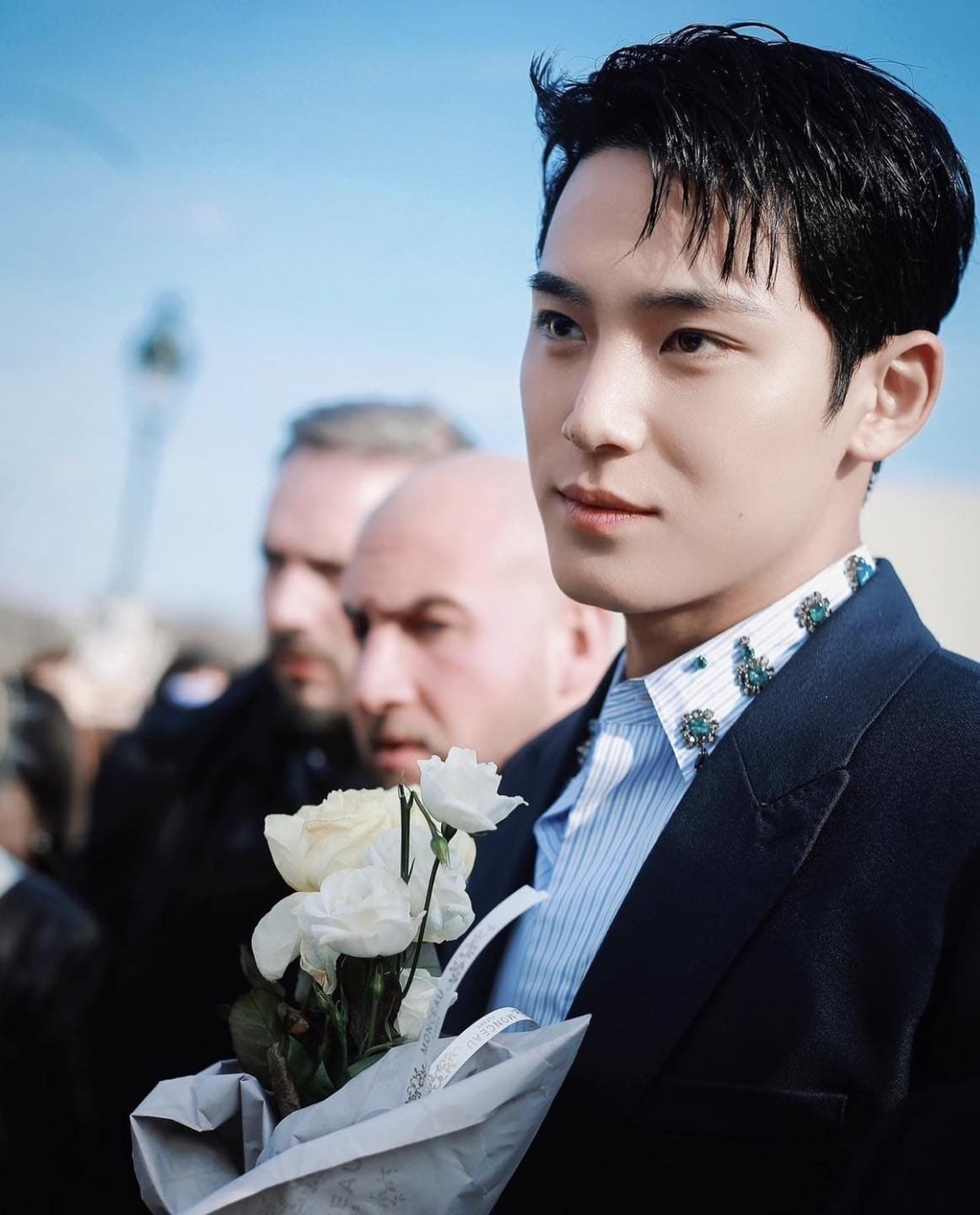 Bức ảnh Mingyu cầm hoa ở trời Pháp nhận tương tác khủng trên mạng xã hội. Ảnh: X