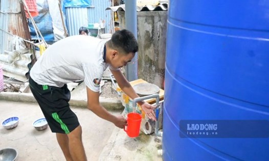 Người dân tỉnh Bến Tre tích trữ nước ngọt sinh hoạt. Ảnh: Thành Nhân