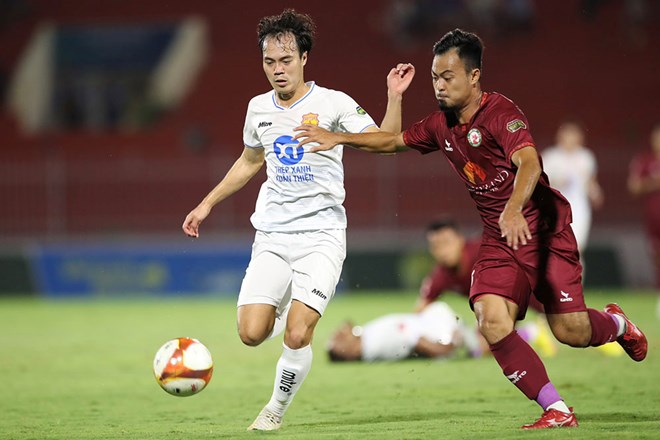 Nam Định (áo trắng) thất bại trên sân của Bình Định ở vòng 10. Ảnh: Nam Định FC 