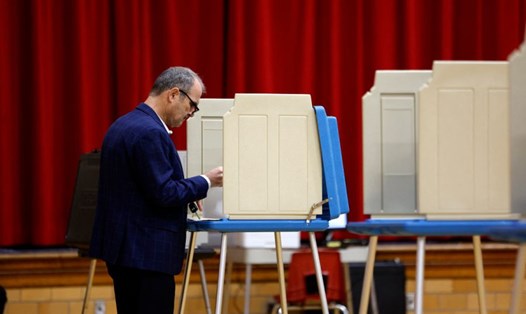 Cử tri bỏ phiếu tại một điểm bỏ phiếu trong cuộc bầu cử sơ bộ của Michigan ở Dearborn ngày 27.2.2024. Ảnh: AFP