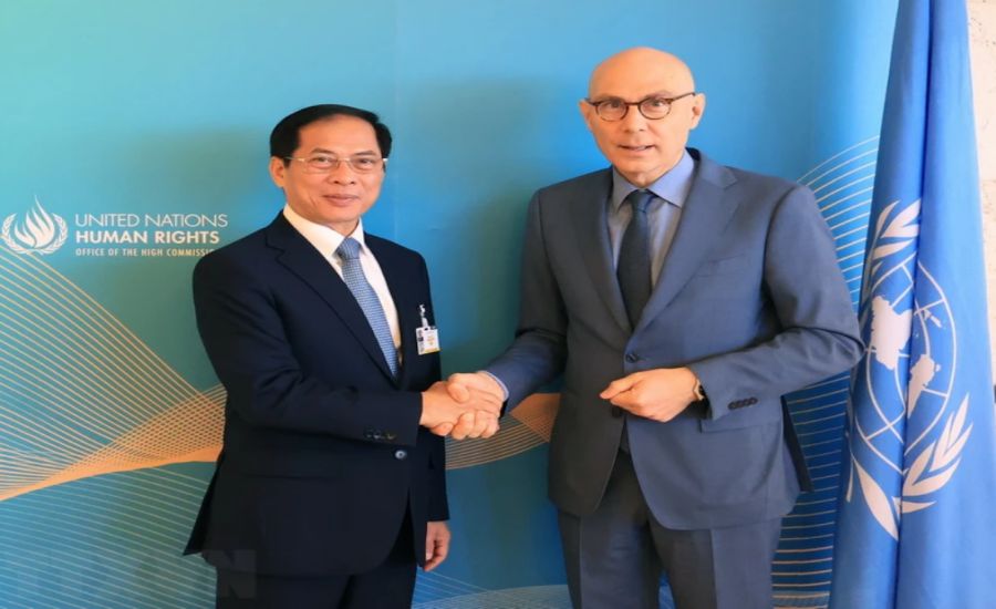 Bộ trưởng Bộ Ngoại giao Bùi Thanh Sơn gặp Cao ủy Nhân quyền Liên Hợp Quốc Volker Turk bên lề phiên họp cấp cao khóa 55 Hội đồng Nhân quyền Liên Hợp Quốc tại Geneva, Thụy Sĩ, ngày 26.2.2024. Ảnh: TTXVN