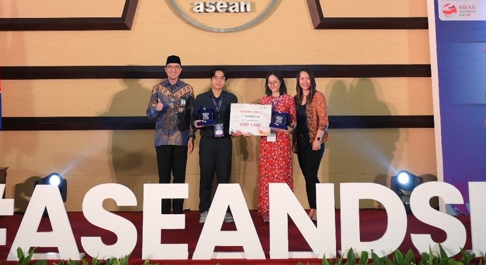 Đội Gangubai của Huỳnh Hải Ngân và Nguyễn Trung Hiếu đến từ Việt Nam đã giành vị trí thứ hai trong Vòng chung kết khu vực Cuộc thi ASEAN DSE 2023 với đề xuất “Sản xuất và tiêu thụ năng lượng phi tập trung cho một cộng đồng năng lượng kiên cường và bền vững”. Ảnh: Nga Nguyễn