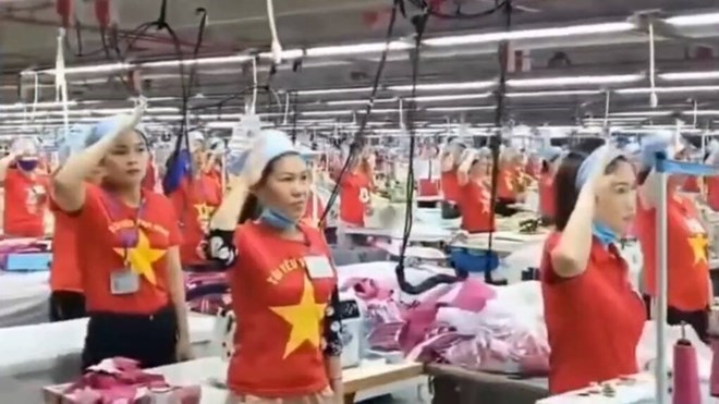 Hình ảnh hàng nghìn công nhân Công ty TNHH Wooin Vina trong buổi chào cờ đầu tuần lan truyền trên mạng xã hội. Ảnh: Cắt từ clip