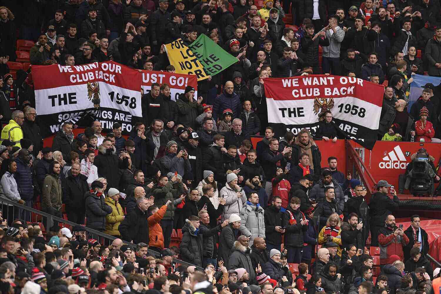 Old Trafford luôn tràn ngập những biểu ngữ phản đối nhà Glazers.  Ảnh: AFP