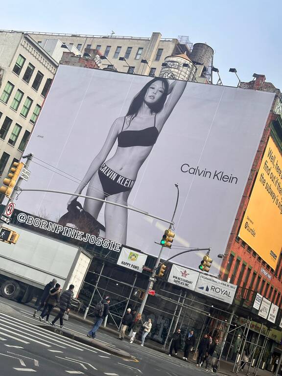Biển quảng cáo khủng của Jennie được treo tại con phố 