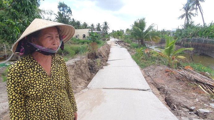 Bà Đinh Thị Xuân cho biết năm nay đã 73 tuổi mà chưa từng thấy cảnh nào như cảnh  sụt đất ầm ầm như thế này. Ảnh: Nhật Hồ