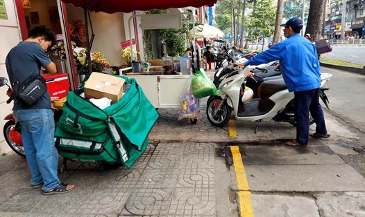 Vỉa hè đường Trần Hưng Đạo (Quận 1) kẻ vạch cho phép giữ xe máy tự quản.  Ảnh: Minh Quân