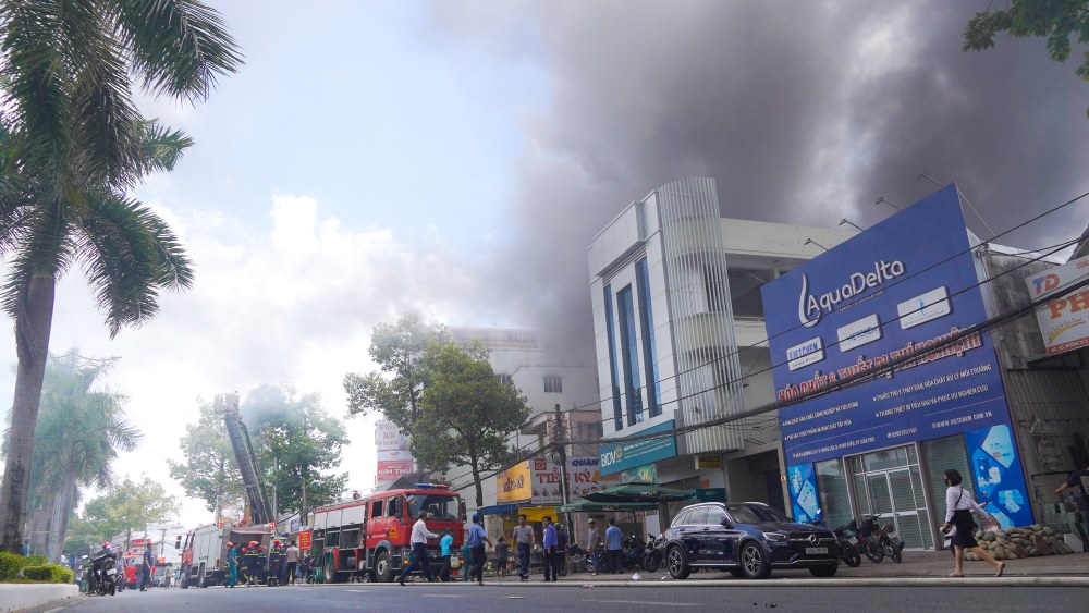 Như Lao Động đưa tin, khoảng 10h20 trưa 28.2, cửa hàng sửa chữa, mua bán phụ tùng ô tô K.T bị cháy lớn, khói bao trùm cả tuyến đường.