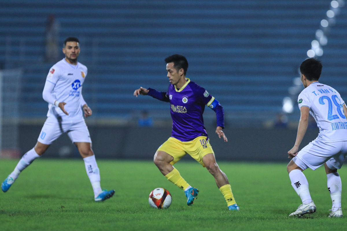 Hà Nội FC (tím) nhận thất bại 2-3 trước Nam Định ở vòng 11 V.League 2023-2024. Ảnh: Minh Dân