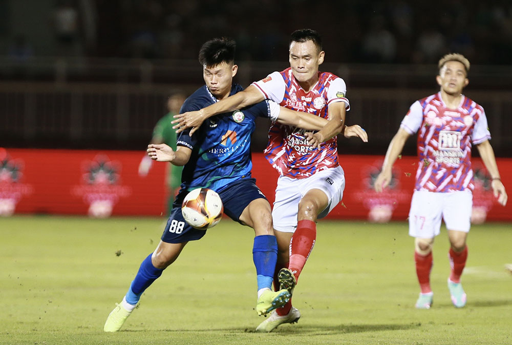 Kết quả này khiến Bình Định lỡ cơ hội vào top 3 V.League 2023-2024. Các học trò của huấn luyện viên Bùi Đoàn Quang Huy tạm đứng hạng 5 với 19 điểm. Trong khi đó, TPHCM với 15 điểm xếp sau TPHCM 1 bậc.