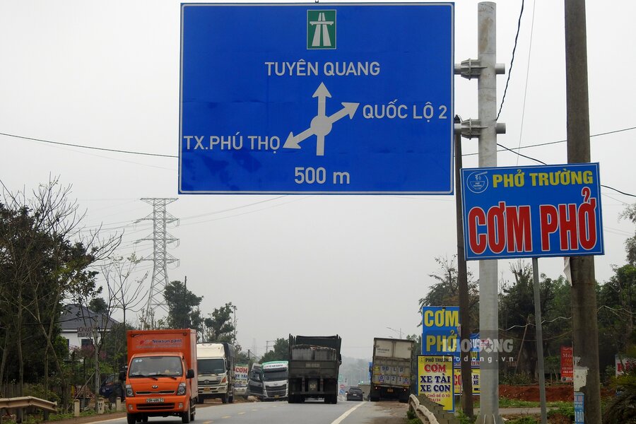 Trên khoảng 450m đường Hồ Chí Minh đoạn này có rất nhiều xe tải cỡ lớn dừng đỗ để vào các quán cơm xe tải ven đường, nhất là thời gian buổi trưa và chiều tối, tiềm ẩn nguy cơ xảy ra tai nạn giao thông. Ảnh: Tô Công.