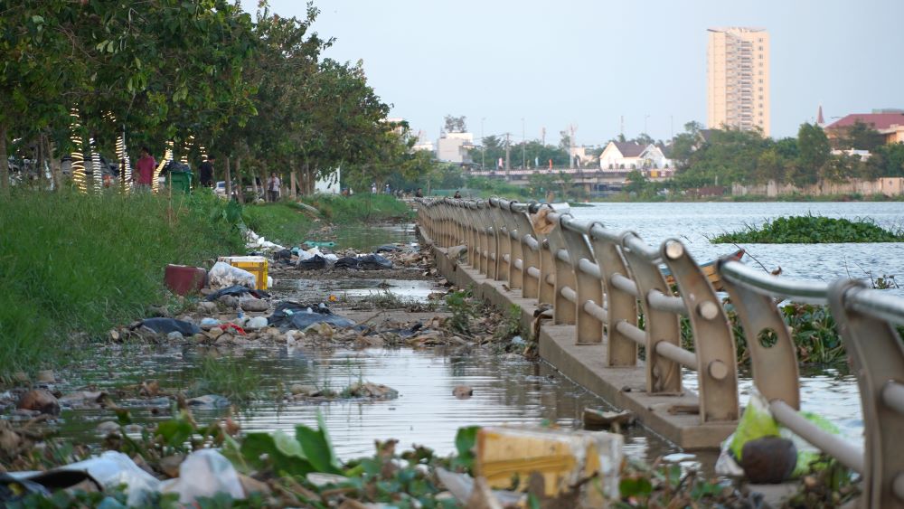 Chị Thiên Trang (28 tuổi, chủ quán ăn tại khu vực hồ Bún Xáng) chia sẻ, tình trạng ô nhiễm rác thải ở đây diễn ra triền miên rất phức tạp, tạo mùi hôi khó chịu và ảnh hưởng đến việc kinh doanh của gia đình chị.