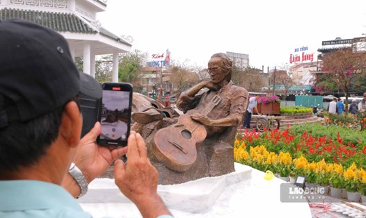 Người dân thưởng lãm tượng nhạc sĩ Trịnh Công Sơn. Ảnh: Quảng An.
