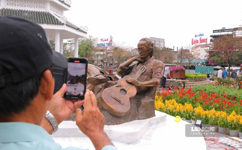 Người dân thưởng lãm tượng nhạc sĩ Trịnh Công Sơn. Ảnh: Quảng An.