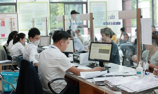 Người dân thực hiện thủ tục hành chính tại công sở ở Hà Nội. Ảnh: Hải Nguyễn
