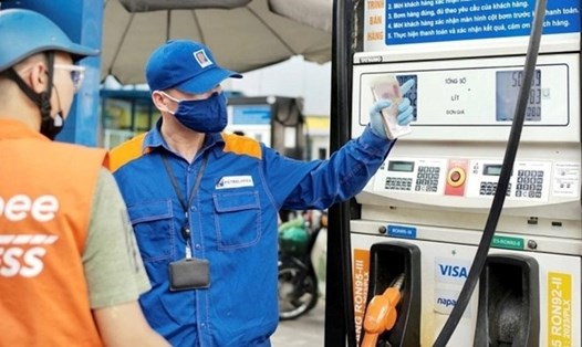 Giá xăng tăng tác động đến chỉ số CPI tháng 2. Ảnh: Petrolimex