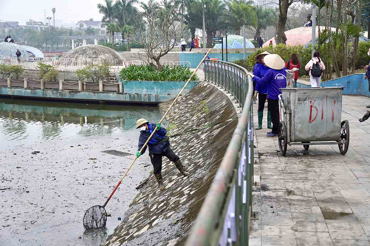 Nhiều công nhân vệ sinh môi trường được huy động đến dọn dẹp vệ sinh, vớt cá chết nổi trên mặt nước.