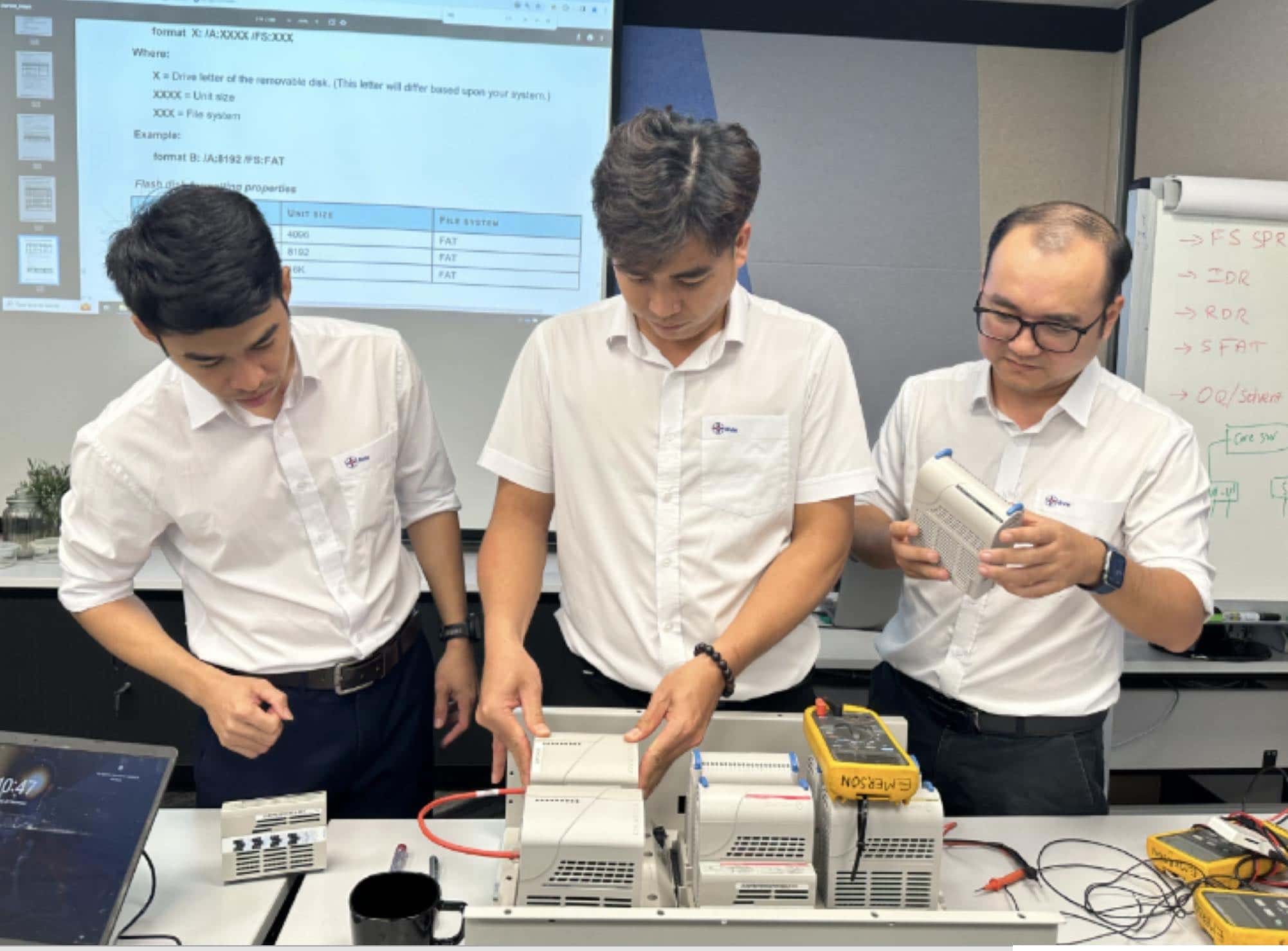 Các kỹ sư Phòng kỹ thuật trao đổi, nghiên cứu thiết bị máy móc
