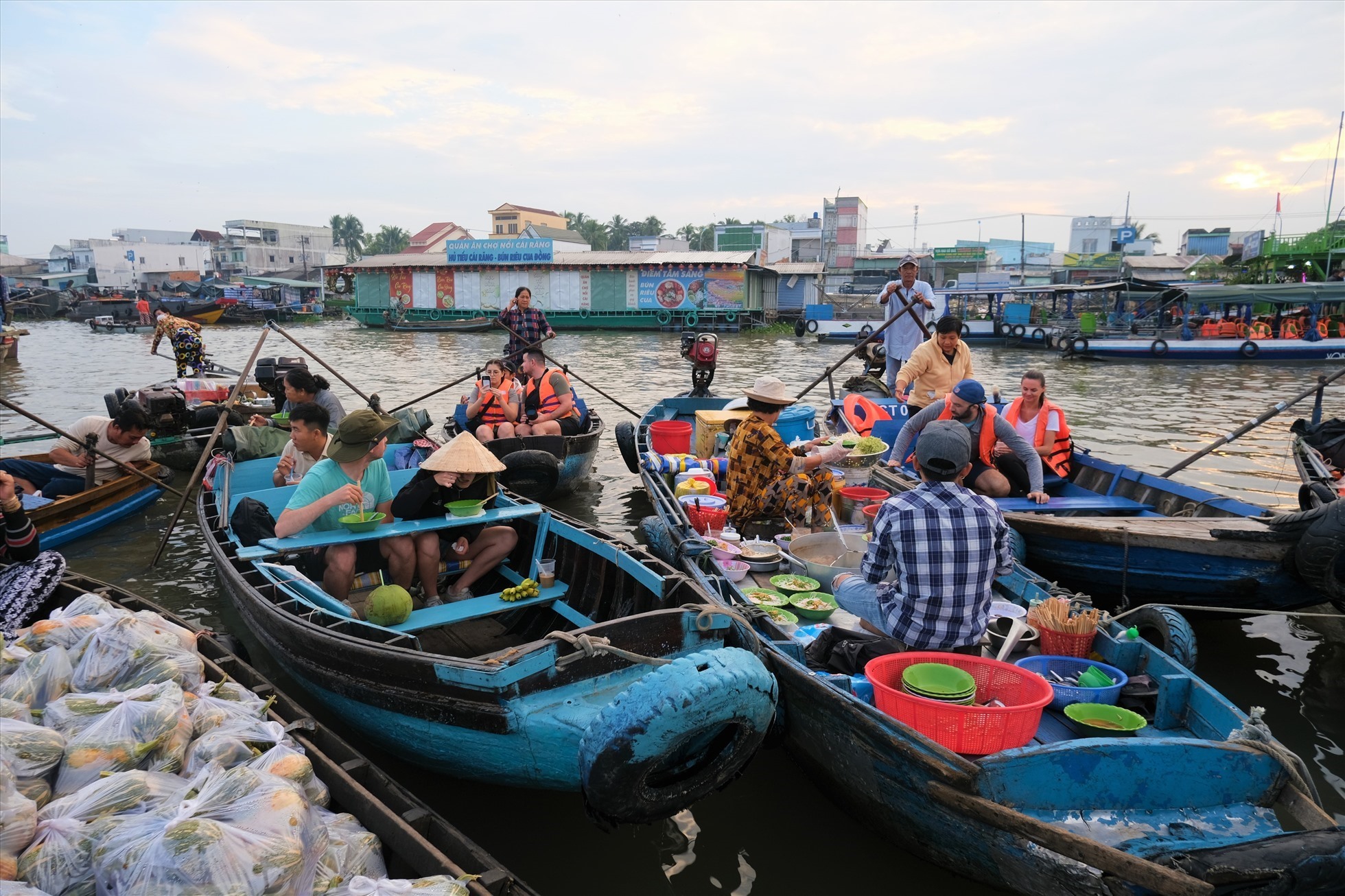 Người dân sinh hoạt, buôn bán tại chợ nổi Cái Răng. Ảnh: Phong Linh