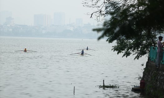 Trèo thuyền kayak trên Hồ Tây. Ảnh minh hoạ: Vĩnh Hoàng