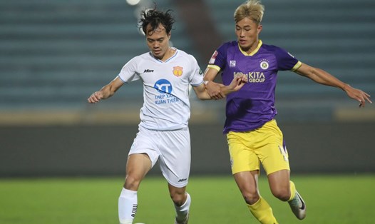 Nam Định (trắng) vững vàng ngôi đầu bảng sau vòng 11 V.League 2023-2024. Ảnh: Nam Định FC