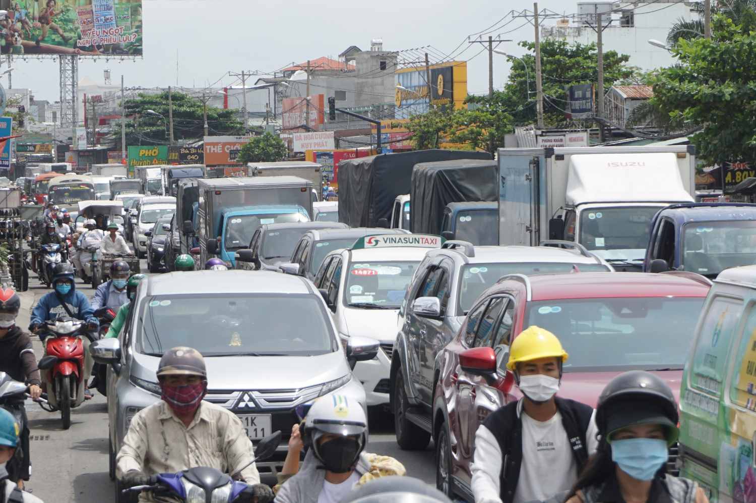 Xe cộ xếp hàng dài nhích từng chút một trên Quốc lộ 13 chờ qua cầu Đúc Nhỏ vào trung tâm TPHCM.  Ảnh: Minh Quân