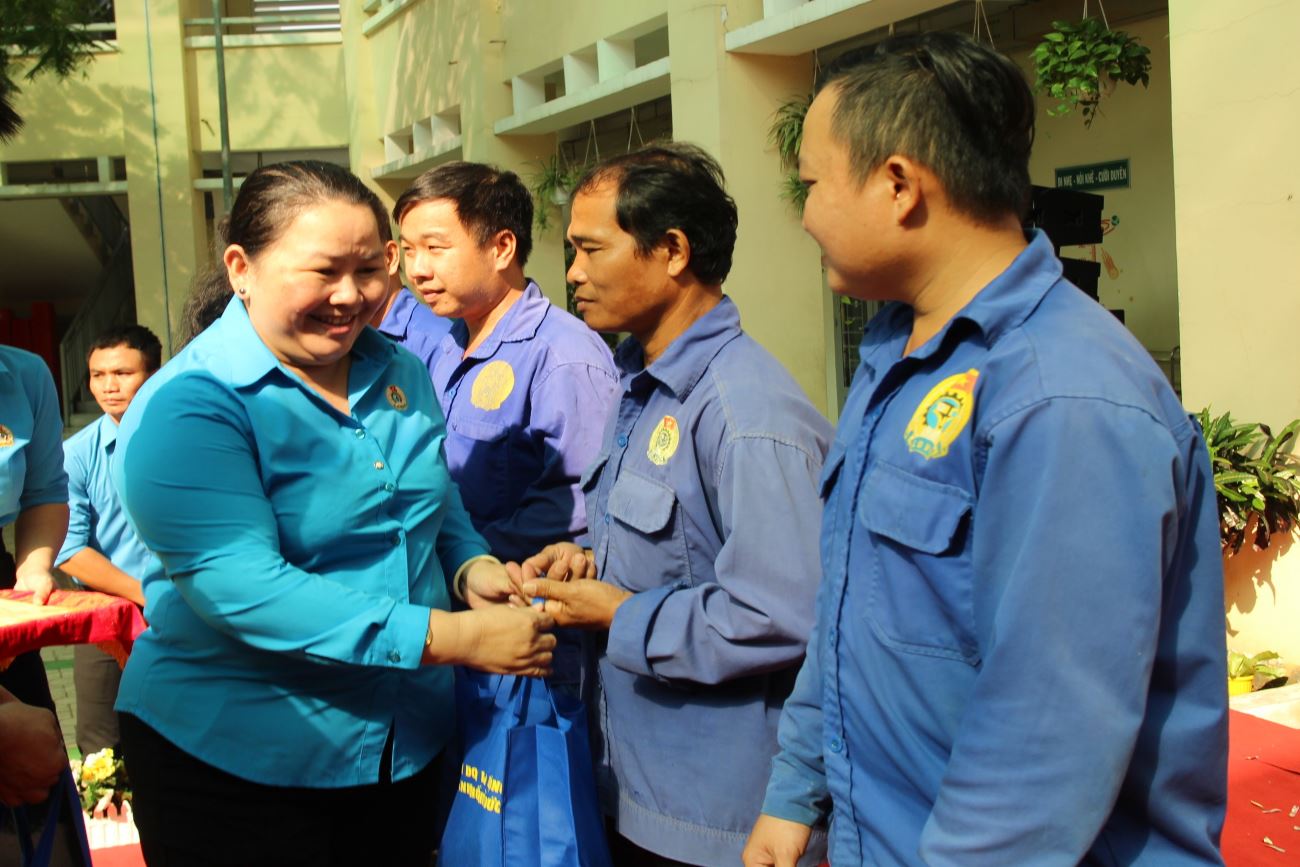 Bà Lê Thị Kim Thúy - Phó Chủ tịch LĐLĐ TPHCM - tặng quà cho đoàn viên nghiệp đoàn tại TP Thủ Đức nhân dịp Tết Giáp Thìn. Ảnh: Phương Ngân