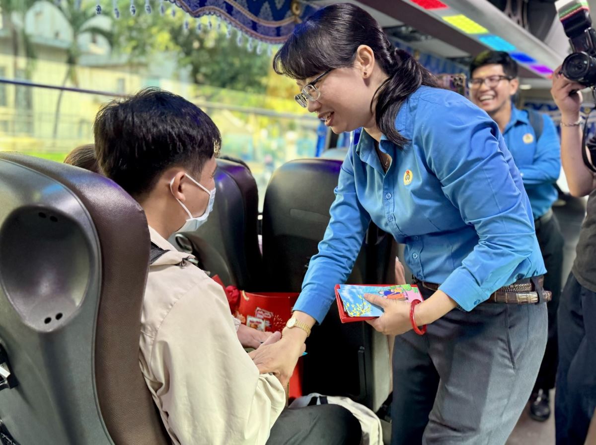 Chủ tịch LĐLĐ TPHCM Trần Thị Diệu Thúy chúc Tết người lao động trên chuyến xe mùa Xuân. Ảnh: Huỳnh Phương