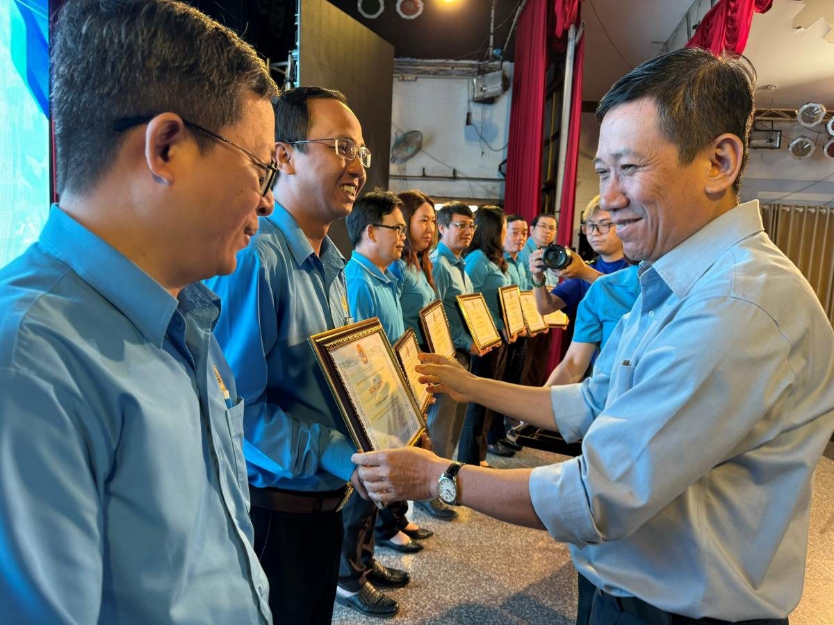 Ông Trần Xuân Điền, Phó Ban Dân vận Thành ủy TPHCM, tặng bằng khen cho các tập thể có thành tích chăm lo Tết tốt cho đoàn viên, người lao động. Ảnh: Huỳnh Phương