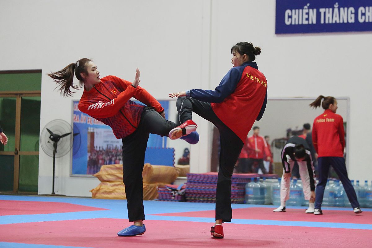Các vận động viên tuyển taekwondo Việt Nam mặc nhiều lớp áo để giữ ấm cơ thể khi tập luyện. Ảnh: Thủ Khúc