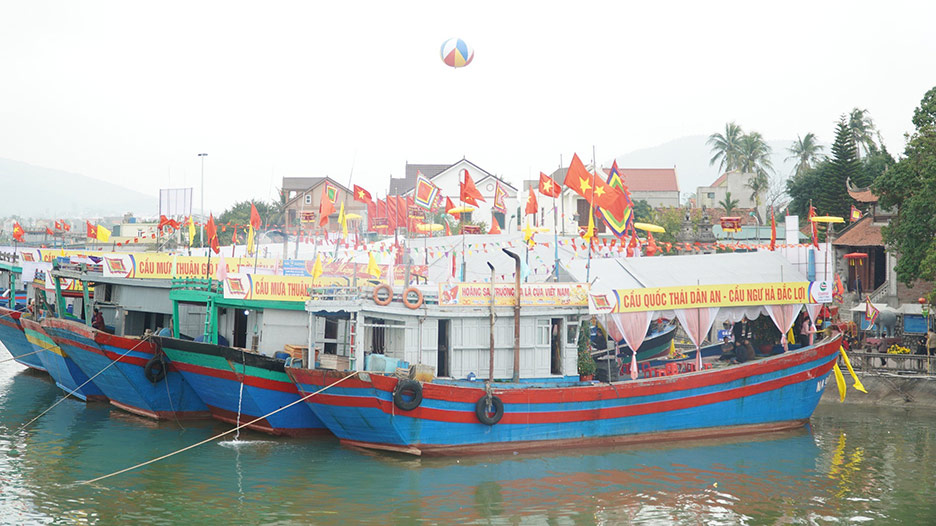 Đoàn thuyền được trang trí rực rỡ chuẩn bị cho đêm khai mạc lễ hội Đền Cờn 2024. Ảnh: Thanh Thủy