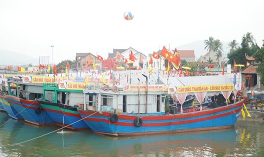 Đoàn thuyền được trang trí rực rỡ chuẩn bị cho đêm khai mạc lễ hội Đền Cờn 2024. Ảnh: Thanh Thủy