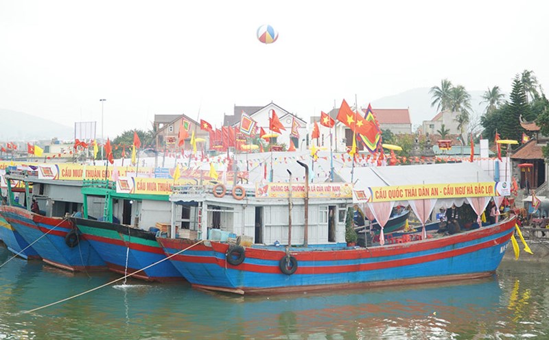 Đoàn thuyền được trang trí rực rỡ chuẩn bị cho đêm khai mạc lễ hội Đền Cờn 2024. Ảnh: Thanh Thủy