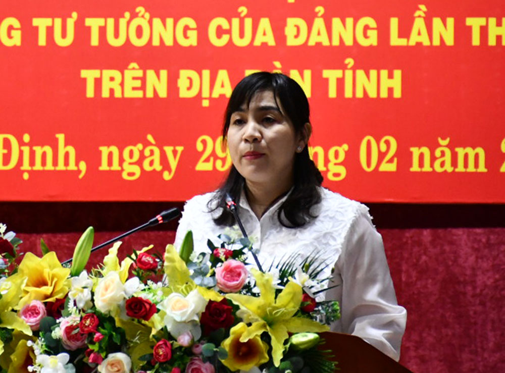 Phó Ban Tuyên giáo Tỉnh ủy Bình Định Nguyễn Thị Bích Ly phổ biến kế hoạch, thể lệ, định hướng cuộc thi. Ảnh: Xuân Nhàn.