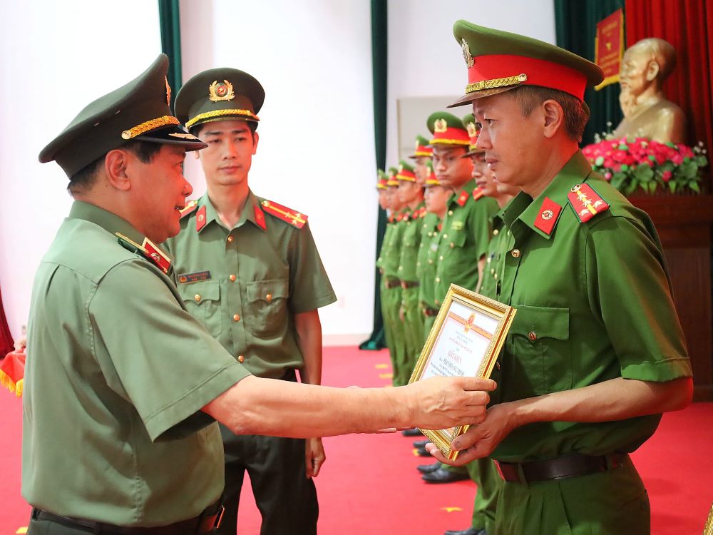 Giám đốc Công an TP Cần Thơ tặng giấy khen 11 cá nhân có thành tích xuất sắc trong chữa cháy gara Kim Thu. Ảnh: Tạ Quang